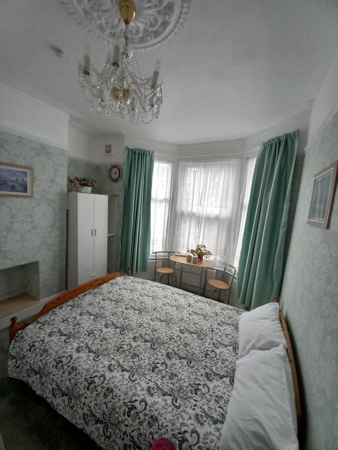 Mari London Holiday Room Ilford Exterior photo