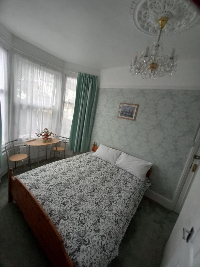 Mari London Holiday Room Ilford Exterior photo