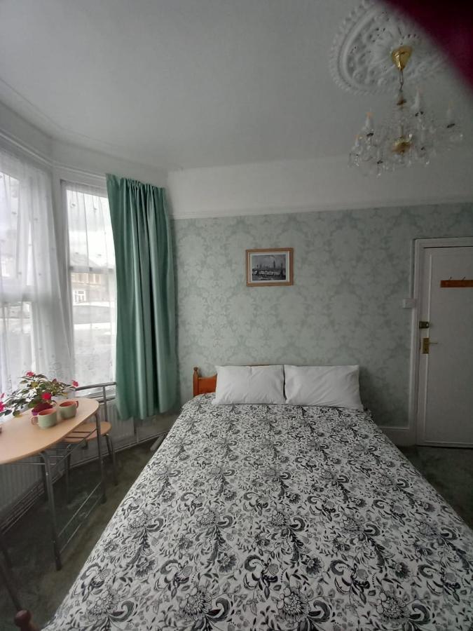 Mari London Holiday Room Ilford Exterior photo